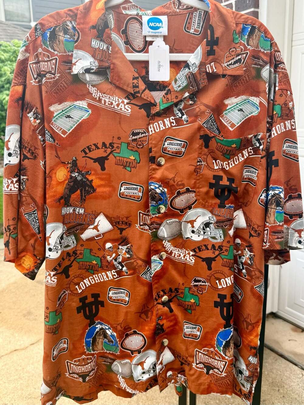 VF Imagewear NCAA University of Texas Longhorns Print Rayon Shirt Size XL